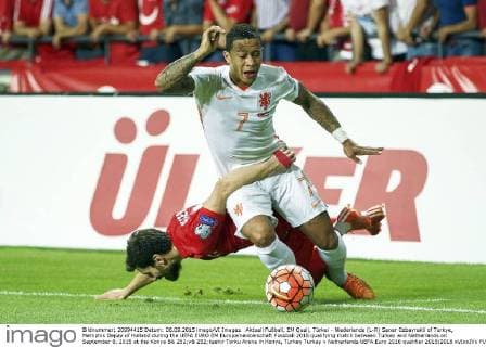 Aktuell Fußball, EM Quali, Türkei - Niederlande (L-R) Sener Ozbayrakli of Turkye, Memphis Depay of Holland during the UEFA EURO EM Europameisterschaft Fussball 2016 qualifying match between Turkey and Netherlands on September 6, 2015 at the Konya B& 252;y& 252;ksehir Torku Arena in Konya, Turkey Turkey v Netherlands UEFA Euro 2016 qualifier 2015 2016 xVIxxIVx 4287490