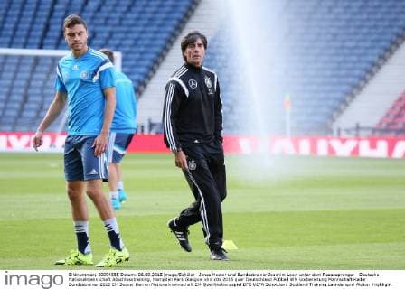 Jonas Hector und Bundestrainer Joachim Loew unter dem Rasensprenger - Deutsche Nationalmannschaft Abschlusstraining, Hampden Park Glasgow