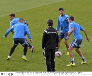 06.09.2015, Fussball Europameisterschafts-Qualifikation, 8.Spieltag, Schottland - Deutschland, Training der Deutschen am Vortag im Hampden Park in Glasgow (Schottland). v.l. Jerome Boateng (Deutschland), Bastian Schweinsteiger (Deutschland), Trainer Joachim Löw (Deutschland), Kevin Volland (Deutschland) und Shkodran Mustafi (Deutschland) 