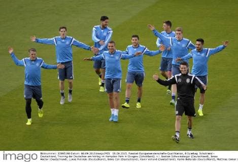 06.09.2015, Fussball Europameisterschafts-Qualifikation, 8.Spieltag, Schottland - Deutschland, Training der Deutschen am Vortag im Hampden Park in Glasgow (Schottland). v.l. Bastian Schweinsteiger (Deutschland), Jonas Hector (Deutschland), Lukas Podolski (Deutschland), Emre Can (Deutschland), Kevin Volland (Deutschland), Karim Bellarabi (Deutschland), Matthias Ginter (Deutschland) und Ilkay Gündogan (Deutschland).