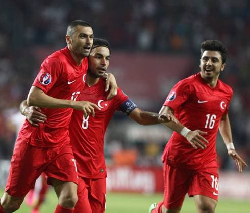 Aktuell Fußball, EM Quali, Türkei - Niederlande UEFA EURO EM Europameisterschaft Fussball 2016 group A qualification match between Turkey and Netherlands at Torku Arena in Konya, Turkey, on September 06, 2015. Final Score: Turkey 3 - Netherlands 0 Pictured: Burak Yilmaz, Selcuk Inan and Ozan Tufan of Turkey. 