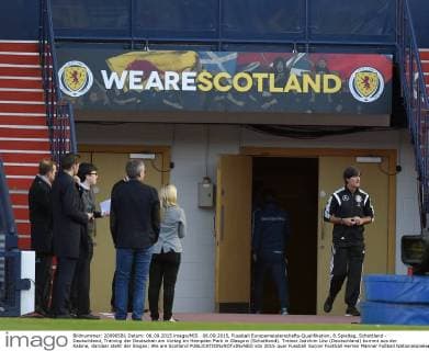 06.09.2015, Fussball Europameisterschafts-Qualifikation, 8.Spieltag, Schottland - Deutschland, Training der Deutschen am Vortag im Hampden Park in Glasgow (Schottland). Trainer Joachim Löw (Deutschland) kommt aus der Kabine, darüber steht der Slogan: We are Scotland 