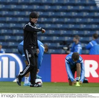 06.09.2015, Fussball Europameisterschafts-Qualifikation, 8.Spieltag, Schottland - Deutschland, Training der Deutschen am Vortag im Hampden Park in Glasgow (Schottland). Trainer Joachim Löw (Deutschland) schaut auf seine Uhr. 