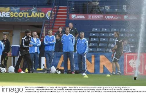 06.09.2015, Fussball Europameisterschafts-Qualifikation, 8.Spieltag, Schottland - Deutschland, Training der Deutschen am Vortag im Hampden Park in Glasgow (Schottland). Trainer Joachim Löw (Deutschland) flüchtet vor der Wasserfontäne der Rasensprenkelanlage. 
