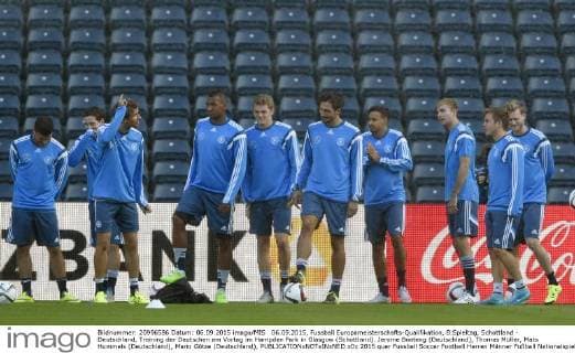 06.09.2015, Fussball Europameisterschafts-Qualifikation, 8.Spieltag, Schottland - Deutschland, Training der Deutschen am Vortag im Hampden Park in Glasgow (Schottland). Jerome Boateng (Deutschland), Thomas Müller, Mats Hummels (Deutschland), Mario Götze (Deutschland), 