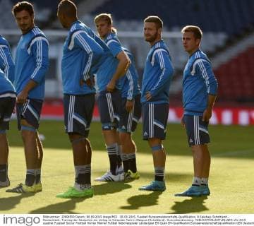 06.09.2015, Fussball Europameisterschafts-Qualifikation, 8.Spieltag, Schottland - Deutschland, Training der Deutschen am Vortag im Hampden Park in Glasgow (Schottland). Gummibandtraining. 