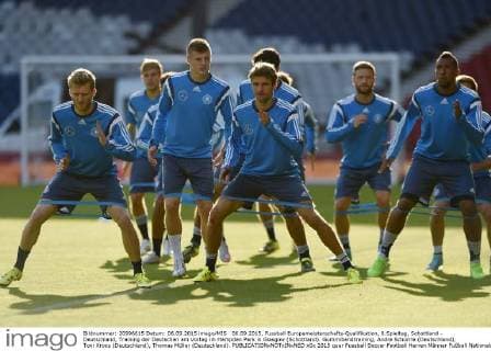06.09.2015, Fussball Europameisterschafts-Qualifikation, 8.Spieltag, Schottland - Deutschland, Training der Deutschen am Vortag im Hampden Park in Glasgow (Schottland). Gummibandtraining, Andre Schürrle (Deutschland), Toni Kroos (Deutschland), Thomas Müller (Deutschland). 