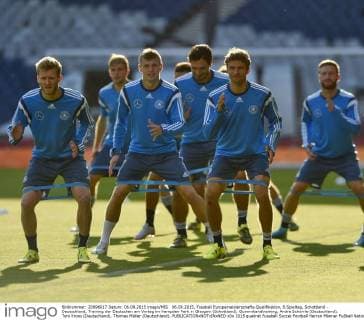 06.09.2015, Fussball Europameisterschafts-Qualifikation, 8.Spieltag, Schottland - Deutschland, Training der Deutschen am Vortag im Hampden Park in Glasgow (Schottland). Gummibandtraining, Andre Schürrle (Deutschland), Toni Kroos (Deutschland), Thomas Müller (Deutschland). 