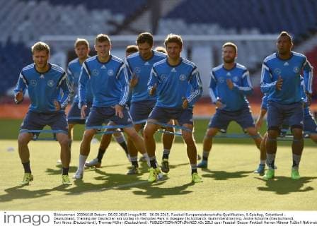 06.09.2015, Fussball Europameisterschafts-Qualifikation, 8.Spieltag, Schottland - Deutschland, Training der Deutschen am Vortag im Hampden Park in Glasgow (Schottland). Gummibandtraining, Andre Schürrle (Deutschland), Toni Kroos (Deutschland), Thomas Müller (Deutschland). 