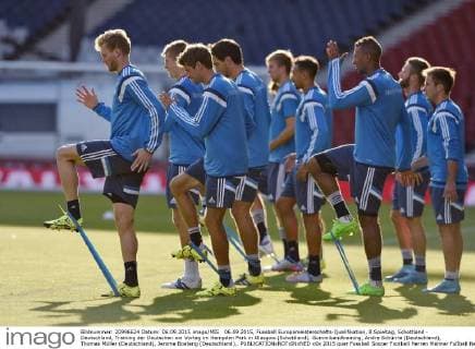 06.09.2015, Fussball Europameisterschafts-Qualifikation, 8.Spieltag, Schottland - Deutschland, Training der Deutschen am Vortag im Hampden Park in Glasgow (Schottland). Gummibandtraining, Andre Schürrle (Deutschland), Thomas Müller (Deutschland), Jerome Boateng (Deutschland),. 