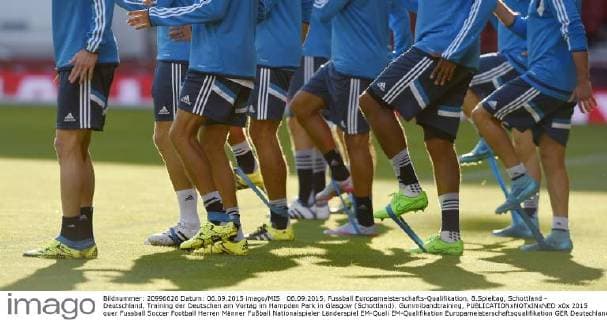 06.09.2015, Fussball Europameisterschafts-Qualifikation, 8.Spieltag, Schottland - Deutschland, Training der Deutschen am Vortag im Hampden Park in Glasgow (Schottland). Gummibandtraining, 