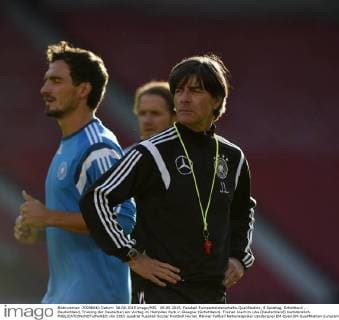 06.09.2015, Fussball Europameisterschafts-Qualifikation, 8.Spieltag, Schottland - Deutschland, Training der Deutschen am Vortag im Hampden Park in Glasgow (Schottland). Trainer Joachim Löw (Deutschland) nachdenklich. 