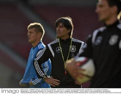 06.09.2015, Fussball Europameisterschafts-Qualifikation, 8.Spieltag, Schottland - Deutschland, Training der Deutschen am Vortag im Hampden Park in Glasgow (Schottland). Trainer Joachim Löw (Deutschland) nachdenklich. 