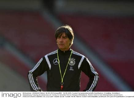06.09.2015, Fussball Europameisterschafts-Qualifikation, 8.Spieltag, Schottland - Deutschland, Training der Deutschen am Vortag im Hampden Park in Glasgow (Schottland). Trainer Joachim Löw (Deutschland) nachdenklich. 