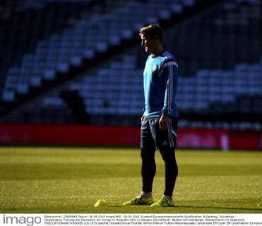 06.09.2015, Fussball Europameisterschafts-Qualifikation, 8.Spieltag, Schottland - Deutschland, Training der Deutschen am Vortag im Hampden Park in Glasgow (Schottland). Bastian Schweinsteiger (Deutschland) im Gegenlicht. 