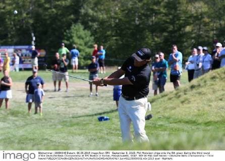 September 6, 2015: Phil Mickelson chips onto the 5th green during the third round of the Deutsche Bank Championship at TPC Boston in Norton, Massachusetts. GOLF: SEP 06 PGA Golf Herren - Deutsche Bank Championship - Third Round Icon482150906001 EDITORIAL USE ONLY