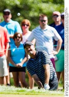 September 06, 2015: Jerry Kelly chips in from the rough at the 5th green for a birdie during the third round of the Deutsche Bank Championship at TPC Boston in Norton, MA. GOLF: SEP 06 PGA Golf Herren - Deutsche Bank Championship - Third Round Icon150906004 EDITORIAL USE ONLY