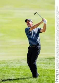 September 06, 2015: Jerry Kelly hits his approach shot from just off the 7th fairway during the third round of the Deutsche Bank Championship at TPC Boston in Norton, MA. GOLF: SEP 06 PGA Golf Herren - Deutsche Bank Championship - Third Round Icon150906010 EDITORIAL USE ONLY
