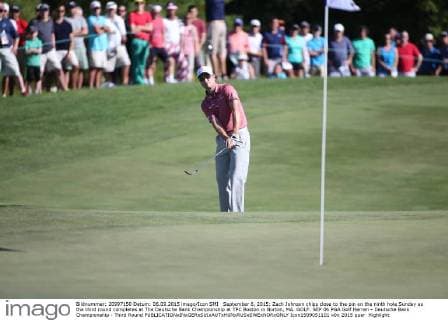 September 6, 2015: Zach Johnson chips close to the pin on the ninth hole Sunday as the third round completes at The Deutsche Bank Championship at TPC Boston in Norton, MA. GOLF: SEP 06 PGA Golf Herren - Deutsche Bank Championship - Third Round Icon1509051101 EDITORIAL USE ONLY