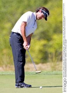 September 6, 2015; Norton, MA, USA; Bubba Watson putts at the 8th hole during the third round of the Deutsche Bank Championship at TPC Boston. PGA Golf Herren 2015: Deutsche Bank Championship SEP 06 - ZUMAc04_