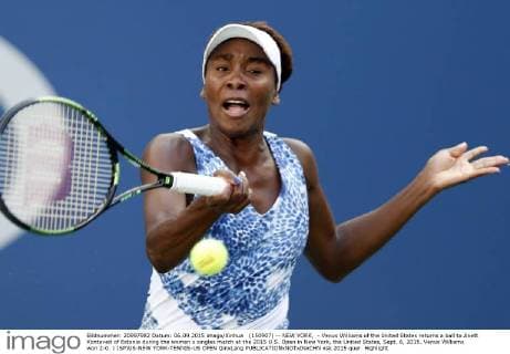 (150907) -- NEW YORK, - Venus Williams of the United States returns a ball to Anett Kontaveit of Estonia during the women s singles match at the 2015 U.S. Open in New York, the United States, Sept. 6, 2015. Venus Williams won 2-0. ) (SP)US-NEW YORK-TENNIS-US OPEN QinxLang 