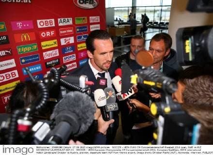 SOCCER - UEFA EURO EM Europameisterschaft Fussball 2016 quali, SWE vs AUT SCHWECHAT,AUSTRIA,07.SEP.15 - SOCCER - UEFA European Championship EM Europameisterschaft 2016, European Qualifiers, OEFB international match Länderspiel Sweden vs Austria, preview, departure team AUT from Vienna airport. Image shows Christian Fuchs (AUT). keywords: interview. GEPAxpictures xChristianxOrt