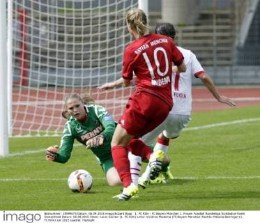 1. FC Köln - FC Bayern München 1. Frauen Fussball Bundesliga Südstadion Koeln Deutschland Datum: 06.09.2015 Unten: Laura Giuliani (1. FC Köln) Links: Vivianne Miedema (FC Bayern München) Rechts: Melanie Behringer (1. FC Köln)