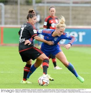 Aktuell Fußball, Damen, Bayer Leverkusen - USV Jena Leverkusen v.l. Jessica Wich ( 7, Bayer 04 Leverkusen) mit Karoline Heinze ( 13, FF USV Jena) Bayer 04 Leverkusen - FF USV Jena, Fussball, Allianz-Frauen-Bundesliga, Spieltag 2, 06.09.2015 , Copyright: Deutzmann Eibner-Pressefoto EP_CDN