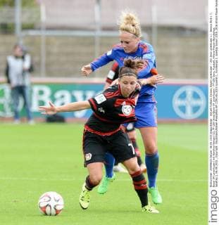 Aktuell Fußball, Damen, Bayer Leverkusen - USV Jena Leverkusen v.l. Jessica Wich ( 7, Bayer 04 Leverkusen) mit Karoline Heinze ( 13, FF USV Jena) Bayer 04 Leverkusen - FF USV Jena, Fussball, Allianz-Frauen-Bundesliga, Spieltag 2, 06.09.2015 , Copyright: Deutzmann Eibner-Pressefoto EP_CDN