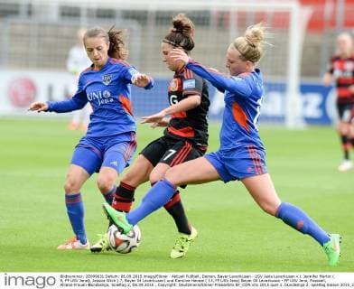 Aktuell Fußball, Damen, Bayer Leverkusen - USV Jena Leverkusen v.l. Jennifer Martin ( 9, FF USV Jena), Jessica Wich ( 7, Bayer 04 Leverkusen) und Karoline Heinze ( 13, FF USV Jena) Bayer 04 Leverkusen - FF USV Jena, Fussball, Allianz-Frauen-Bundesliga, Spieltag 2, 06.09.2015 , Copyright: Deutzmann Eibner-Pressefoto EP_CDN