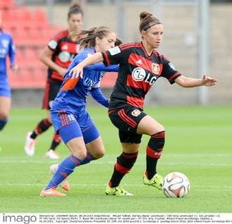 Aktuell Fußball, Damen, Bayer Leverkusen - USV Jena Leverkusen v.l. Iva Landeka ( 19, FF USV Jena) mit Jessica Wich ( 7, Bayer 04 Leverkusen) Bayer 04 Leverkusen - FF USV Jena, Fussball, Allianz-Frauen-Bundesliga, Spieltag 2, 06.09.2015 , Copyright: Deutzmann Eibner-Pressefoto EP_CDN