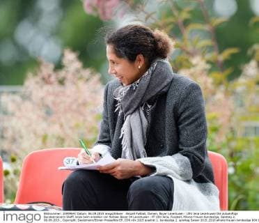 Aktuell Fußball, Damen, Bayer Leverkusen - USV Jena Leverkusen Die zukuenftige Bundestrainerin Steffi Jones beim erstellen von Notizen Bayer 04 Leverkusen - FF USV Jena, Fussball, Allianz-Frauen-Bundesliga, Spieltag 2, 06.09.2015 , Copyright: Deutzmann Eibner-Pressefoto EP_CDN