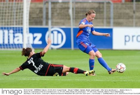 Aktuell Fußball, Damen, Bayer Leverkusen - USV Jena Leverkusen v.. Jessica Wich ( 7, Bayer 04 Leverkusen) mit Jana Sedlackova ( 12, FF USV Jena) Bayer 04 Leverkusen - FF USV Jena, Fussball, Allianz-Frauen-Bundesliga, Spieltag 2, 06.09.2015 , Copyright: Deutzmann Eibner-Pressefoto EP_CDN
