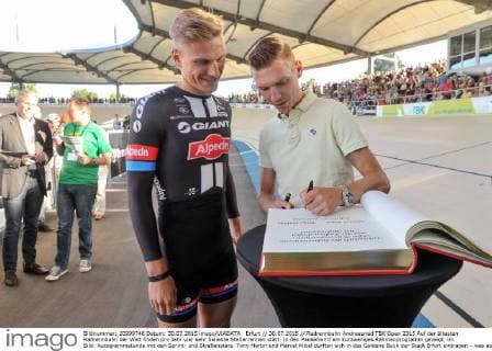 Erfurt 30.07.2015 Radrennbahn Andreasried TBK Open 2015 Auf der ältesten Radrennbahn der Welt finden pro Jahr vier sehr beliebte Steherrennen statt. In den Pausenwird ein kurzweiliges Rahmenprogramm gezeigt. im Bild: Autogrammstunde mit den Sprint- und Straßenstars. Tony Martin und Marcel Kittel durften sich in das Goldene Buch der Stadt Erfurt eintragen – was ausnahmsweise sogar außerhalb des Rathauses stattfand.