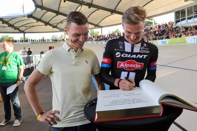 Erfurt 30.07.2015 Radrennbahn Andreasried TBK Open 2015 Auf der ältesten Radrennbahn der Welt finden pro Jahr vier sehr beliebte Steherrennen statt. In den Pausenwird ein kurzweiliges Rahmenprogramm gezeigt. im Bild: Autogrammstunde mit den Sprint- und Straßenstars. Tony Martin und Marcel Kittel durften sich in das Goldene Buch der Stadt Erfurt eintragen – was ausnahmsweise sogar außerhalb des Rathauses stattfand.