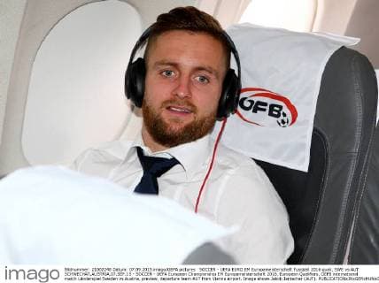 SOCCER - UEFA EURO EM Europameisterschaft Fussball 2016 quali, SWE vs AUT SCHWECHAT,AUSTRIA,07.SEP.15 - SOCCER - UEFA European Championship EM Europameisterschaft 2016, European Qualifiers, OEFB international match Länderspiel Sweden vs Austria, preview, departure team AUT from Vienna airport. Image shows Jakob Jantscher (AUT). GEPAxpictures xChristianxOrt