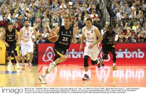 Foto : am Ball Anton Gavel ( GER ) gegen Nemanja Nedovic , rechts Basketball EM in Berlin , am So. 06.09.2015 Länderspiel Deutschland - Serbien