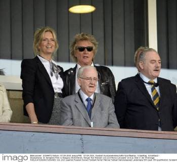 07.09.2015, Fussball Europameisterschafts-Qualifikation, 8.Spieltag, Schottland - Deutschland, im Hampden Park in Glasgow (Schottland). Sänger Rod Stewart (re) und Penny Lancaster sind zu Gast in der Ehrenloge. 