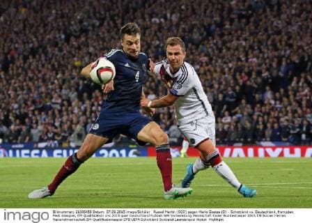 Russel Martin (SCO) gegen Mario Goetze (D) - Schottland vs. Deutschland, Hampden Park Glasgow, EM Qualifikation