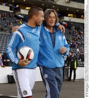 07.09.2015, Fussball Europameisterschafts-Qualifikation, 8.Spieltag, Schottland - Deutschland, im Hampden Park in Glasgow (Schottland). Lukas Podolski (Deutschland) umarmt Mannschaftsarzt Dr. Hans-Wilhelm Müller-Wohlfahrt (Deutschland) vor dem Spiel. 