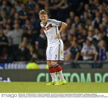 07.09.2015, Fussball Europameisterschafts-Qualifikation, 8.Spieltag, Schottland - Deutschland, im Hampden Park in Glasgow (Schottland). Bastian Schweinsteiger (Deutschland) hat Schmerzen. 