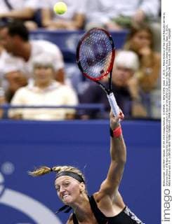 (150908) -- NEW YORK, Sept. 7, 2015 -- Petra Kvitova of the Czech Republic serves to Johanna Konta of Britain during the women s singles match of Italy at the 2015 U.S. Open in New York, the United States, Sept. 7, 2015. Petra Kvitova won 2-0. ) (SP)US-NEW YORK-TENNIS-US OPEN QinxLang 