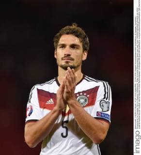 07.09.2015, Fussball Europameisterschafts-Qualifikation, 8.Spieltag, Schottland - Deutschland, im Hampden Park in Glasgow (Schottland). Mats Hummels (Deutschland) feiert nach dem Spiel. 