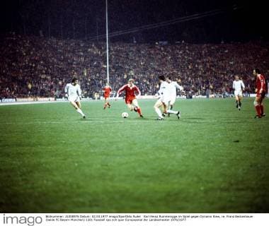 Karl Heinz Rummenigge im Spiel gegen Dynamo Kiew, re. Franz Beckenbauer (beide FC Bayern München)