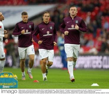 Wayne Rooney of England warms up ahead of kick off - England vs Switzerland - UEFA EURO EM Europameisterschaft Fussball 2016 Qualifier - Wembley Stadium - London - 08 09 2015 Pic Philip Oldham SportImage EDITORIAL USE ONLY. No use with unauthorised audio, video, data, fixture lists, club league logos or live services. Online in-match use limited to 120 images, no video emulation. No use in betting, games or single club league player publications.