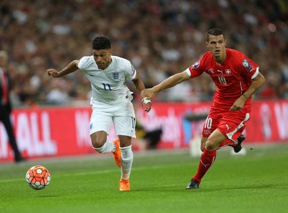 Aktuell Fußball, EM Quali, England - Schweiz England s Alex Oxlade-Chamberlain tussles with Switzerland s Granit Xhaka Euro 2016 Qualifying - England vs Switzerland - Wembley Stadium - England - 8th September 2015 - Picture David Klein Sportimage EDITORIAL USE ONLY. No use with unauthorised audio, video, data, fixture lists, club league logos or live services. Online in-match use limited to 120 images, no video emulation. No use in betting, games or single club league player publications.