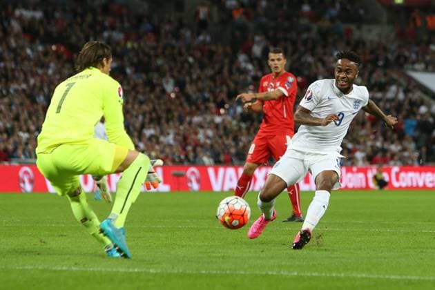Aktuell Fußball, EM Quali, England - Schweiz Yann Sommer of Switzerland beats Raheem Sterling of England to a loose ball - England vs Switzerland - UEFA EURO EM Europameisterschaft Fussball 2016 Qualifier - Wembley Stadium - London - 08 09 2015 Pic Philip Oldham SportImage EDITORIAL USE ONLY. No use with unauthorised audio, video, data, fixture lists, club league logos or live services. Online in-match use limited to 120 images, no video emulation. No use in betting, games or single club league player publications.