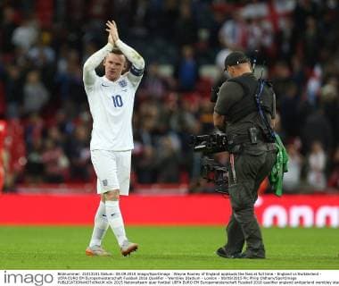 Wayne Rooney of England applauds the fans at full time - England vs Switzerland - UEFA EURO EM Europameisterschaft Fussball 2016 Qualifier - Wembley Stadium - London - 08 09 2015 Pic Philip Oldham SportImage EDITORIAL USE ONLY. No use with unauthorised audio, video, data, fixture lists, club league logos or live services. Online in-match use limited to 120 images, no video emulation. No use in betting, games or single club league player publications.