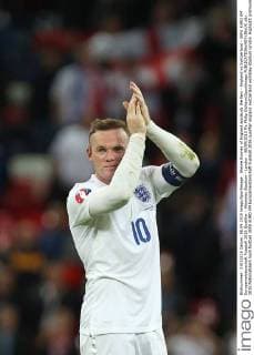 Wayne Rooney of England applauds the fans - England vs Switzerland - UEFA EURO EM Europameisterschaft Fussball 2016 Qualifier - Wembley Stadium - London - 08 09 2015 Pic Philip Oldham SportImage EDITORIAL USE ONLY. No use with unauthorised audio, video, data, fixture lists, club league logos or live services. Online in-match use limited to 120 images, no video emulation. No use in betting, games or single club league player publications.