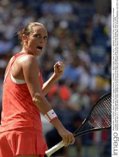 (150909) -- NEW YORK, Sept. 8, 2015 -- Roberta Vinci of Italy reacts during the women s singles quarter-final match against Kristina Mladenovic of France at the 2015 US Open in New York, the United States, on Sept. 8, 2015. Roberta Vinci won 2-1. ) (SP)US-NEW YORK-TENNIS-US OPEN WangxLei 
